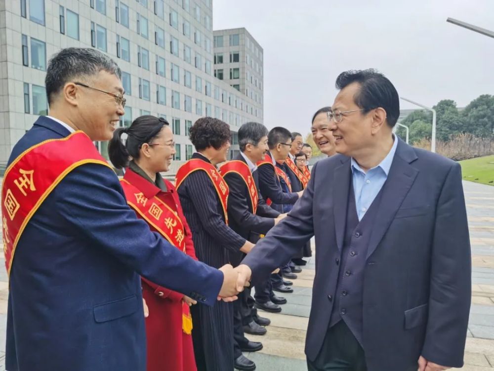 市长裘东耀,市委副书记宋越舜,为即将赴京参加表彰大会的全国劳动模范