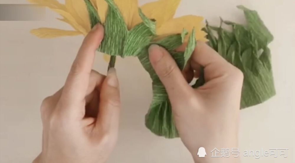 三层花瓣都粘贴完成之后,向日葵基本上就成型了.