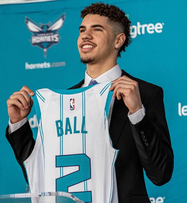 在前两天的nba选秀大会上,拉梅洛-鲍尔被黄蜂队以探花签摘下.