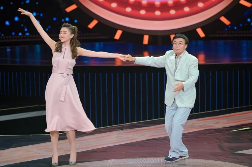 张舒越挑战黄金100秒女主持人失败表达能力临场反应才艺均欠缺
