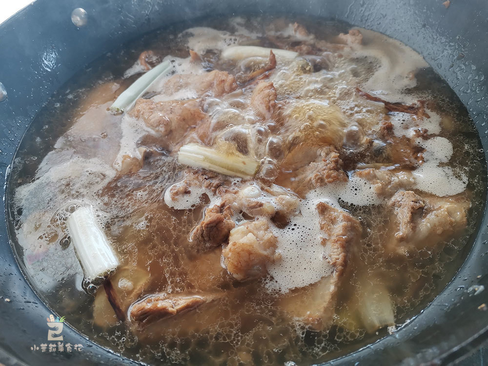 炖排骨时,最忌直接焯水,多加一小步,排骨软烂入味,不腥也不柴