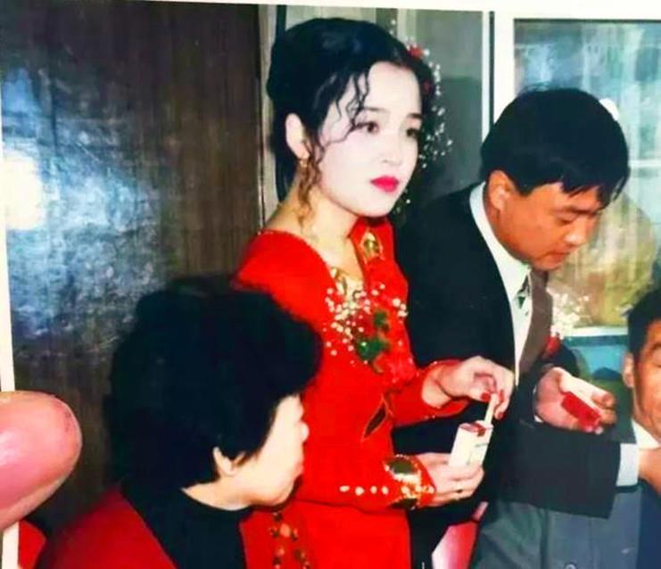 80年代女性老照片:婚礼上的新娘,身穿西服的朱琳