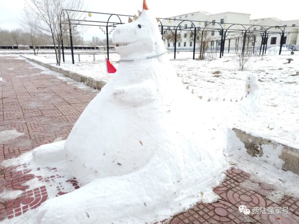 兵哥堆雪人,"玩"出新高度!