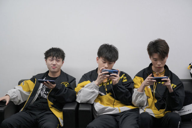 北慕赖神车队又撞职业和qg两连撞德华一胜一负很好了