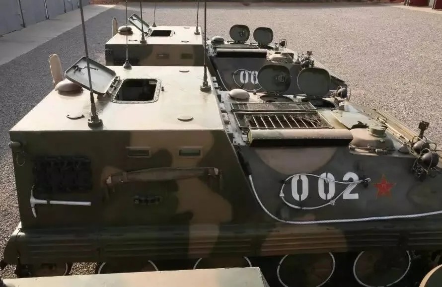 医生桌前装甲车模型!太精细,竟是老山前线国产第一代装甲救护车