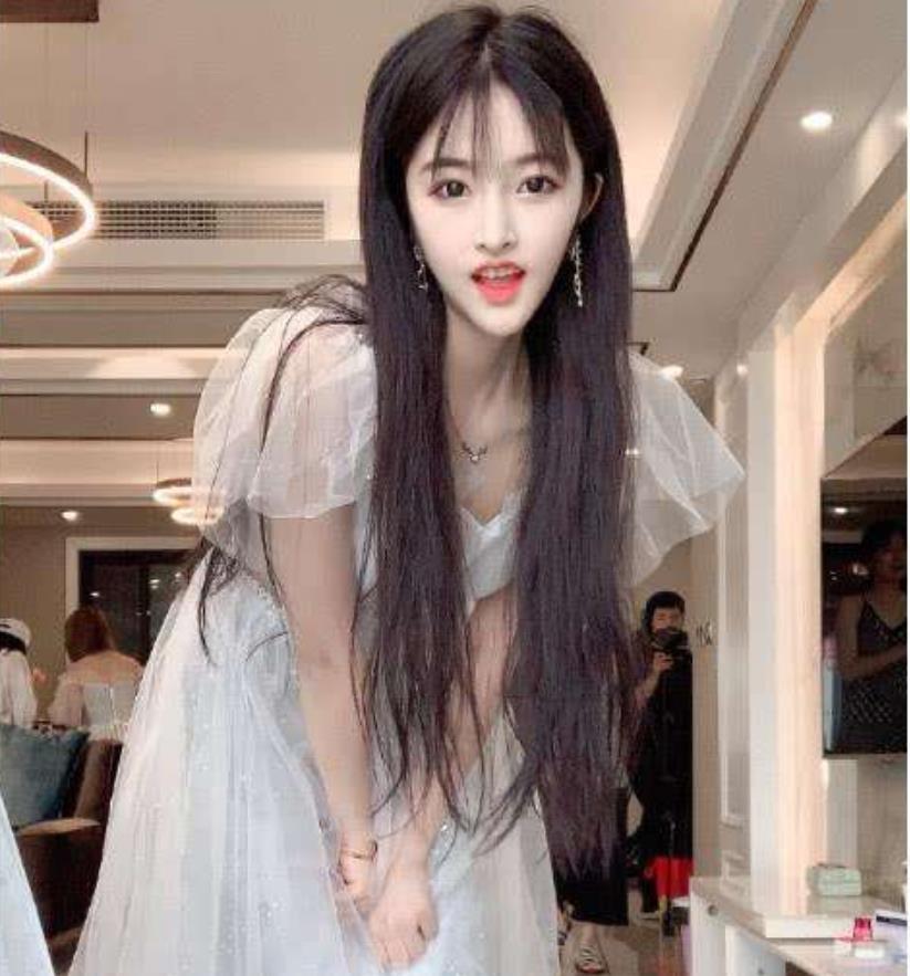 次惑小仙女被赞最美伴娘,看到"塑料服"写真后,粉丝心碎了!