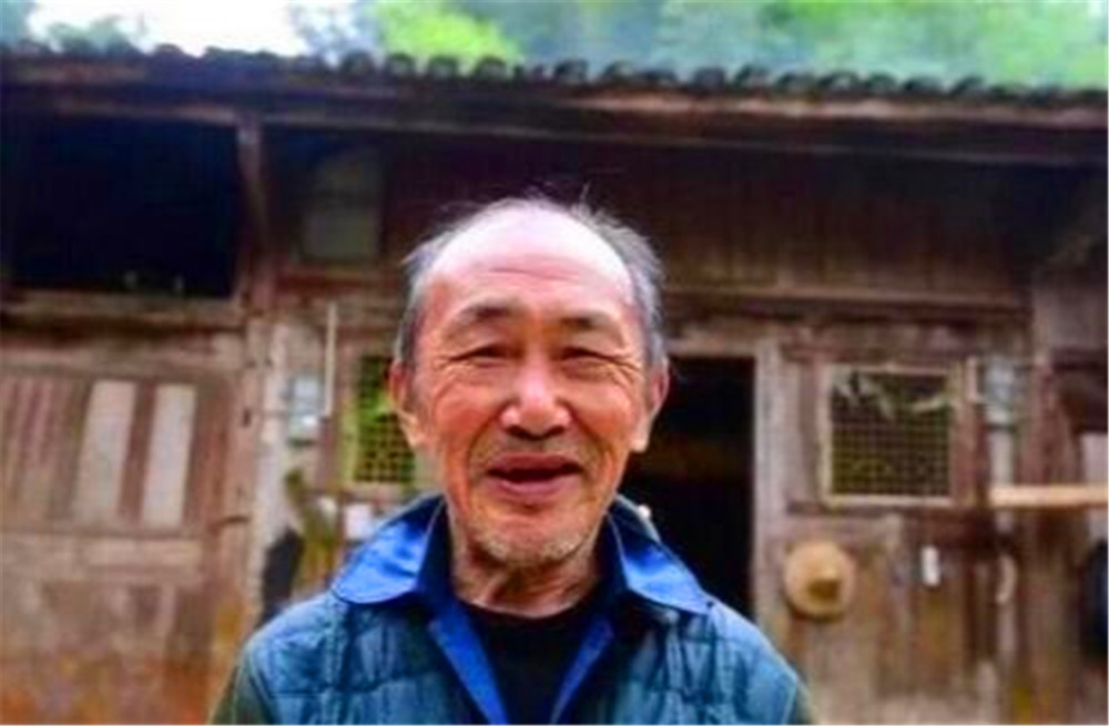 湖北老人靠低保生活,住的房子却是金丝楠木屋,专家:价值8个亿