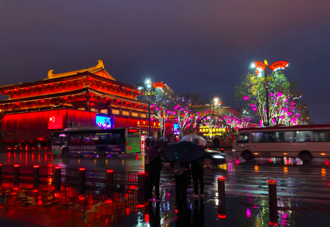 西安钟楼商圈的gdp_西安钟楼图片(2)