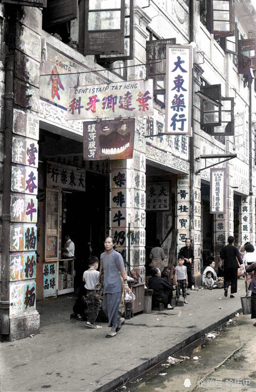 老照片:1950年代澳门,用飞机从香港运黄金,满街中文招牌