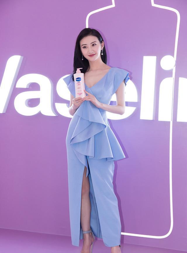 景甜可真是甜,礼服挑选一如既往的年轻漂亮,真挺有眼光
