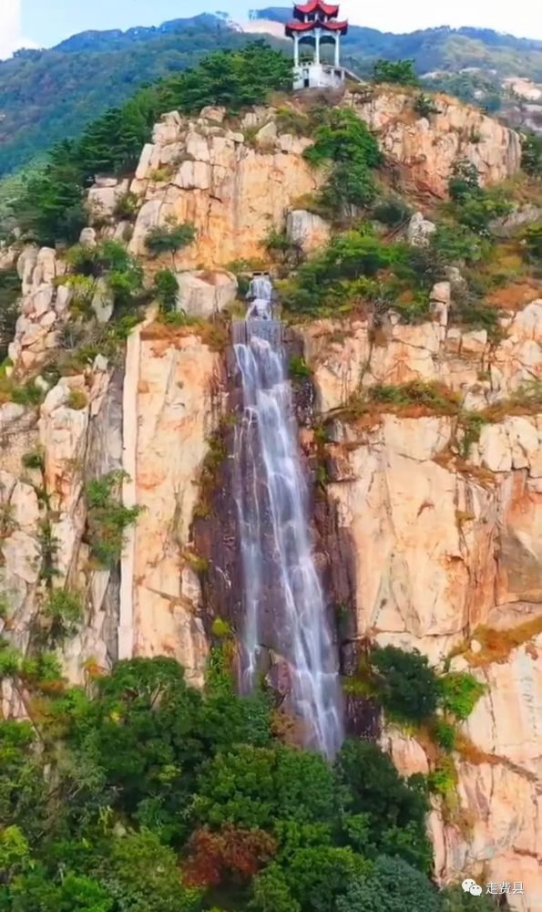 葫芦崖瀑布位于沂蒙山银座天蒙旅游区塔山森林公园内,落差约190米