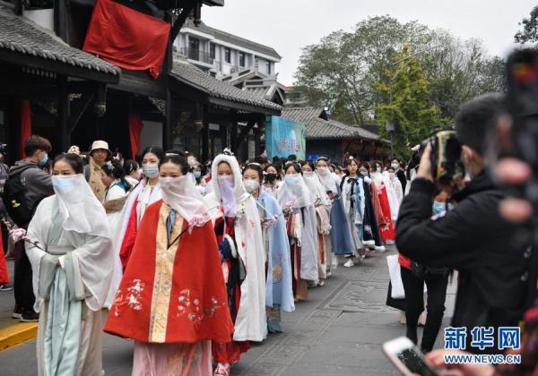 11月22日,在成都市文殊坊,汉服爱好者们参加汉服巡游活动.