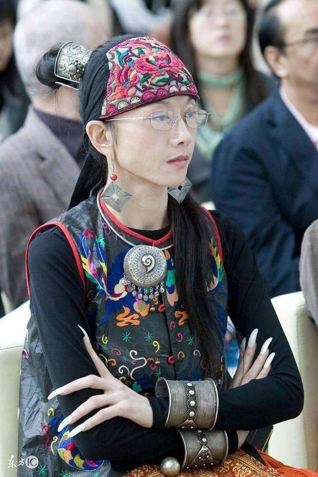 62岁杨丽萍近照曝光,满脸皱纹和青筋,年轻时犹如仙女下凡