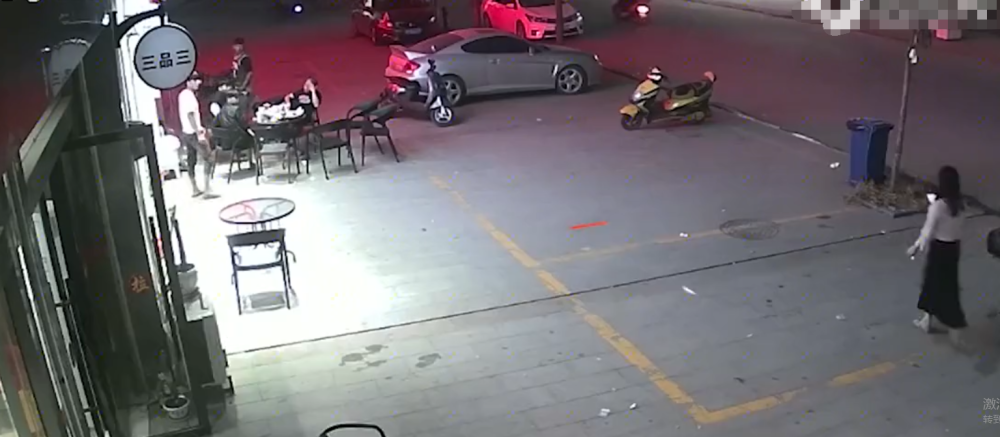 落荒而逃,广西一群青年持棍棒打人,一男子拿出关公刀吓跑众人