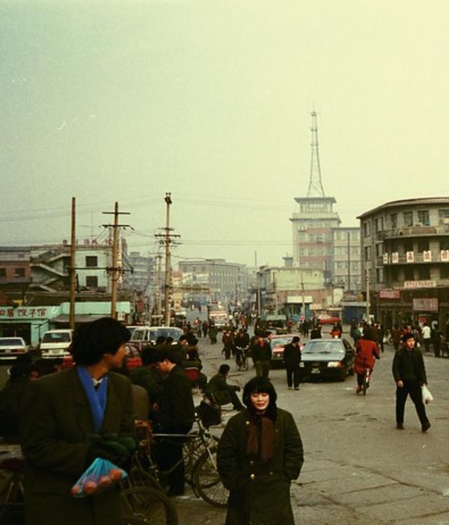 老照片:1993年的辽宁鞍山,雪后的火锅店里蒸汽腾腾