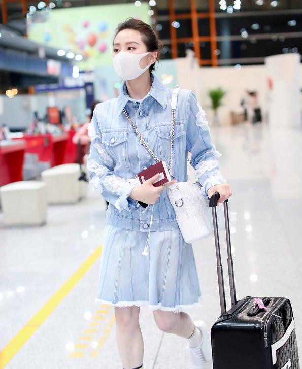 刘诗诗也太美了吧,穿牛仔裙似"女大学生,还以为她才18岁