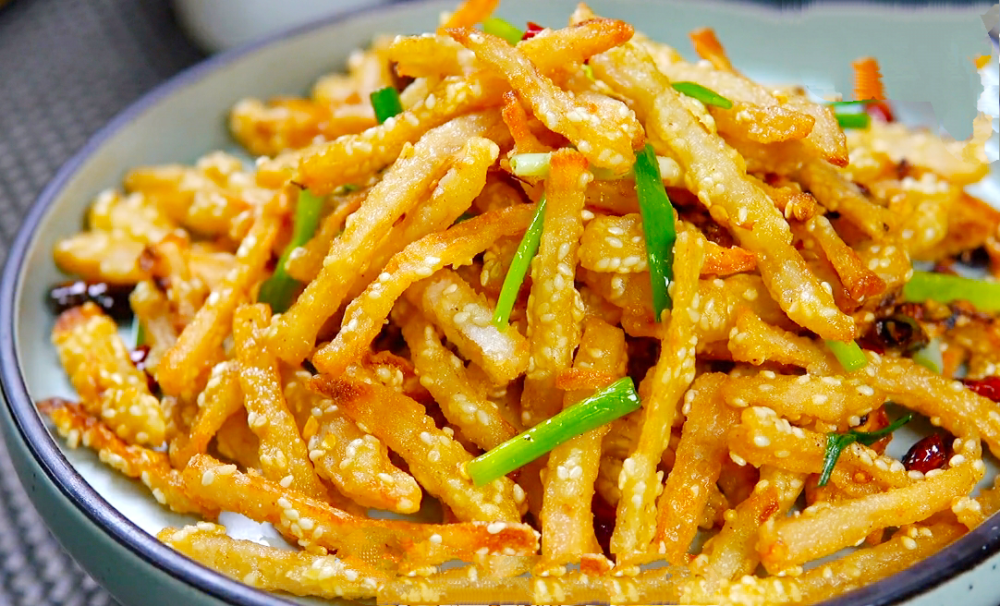 东北特色美食"干煸藕丝"做法,香辣酥脆,家里的小孩抢着吃