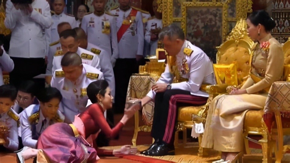 泰国王室权利重大,侍卫要跪着走路,国王就是神!_腾讯新闻