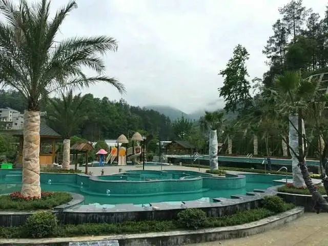 黄平北面浪洞乡温水塘村,处于两州一市交界,距黄平县城43公里,与瓮安