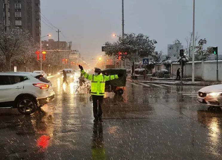 以雪为令全警动员鄠邑公安交警全力做好雨雪天气交通安全保障工作