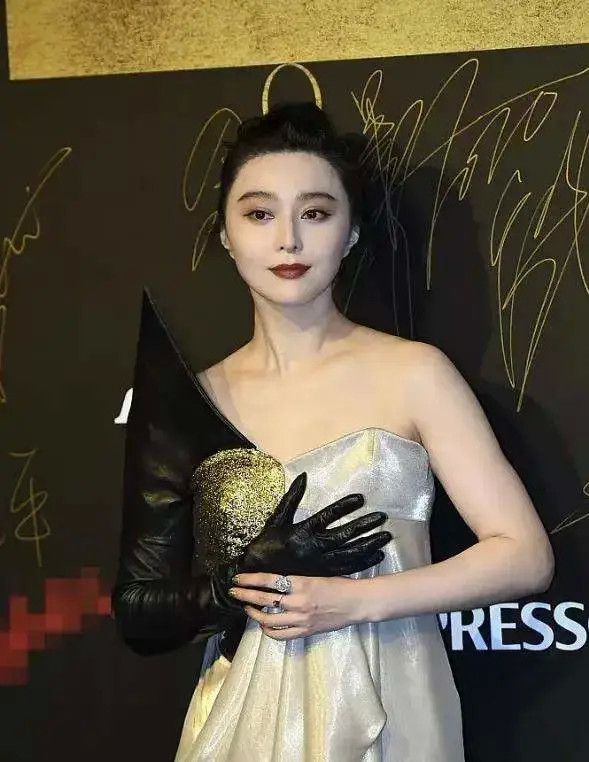 范冰冰走红毯颜值大跌被p成美甲贴,网友分析其变丑原因:整牙和改变发