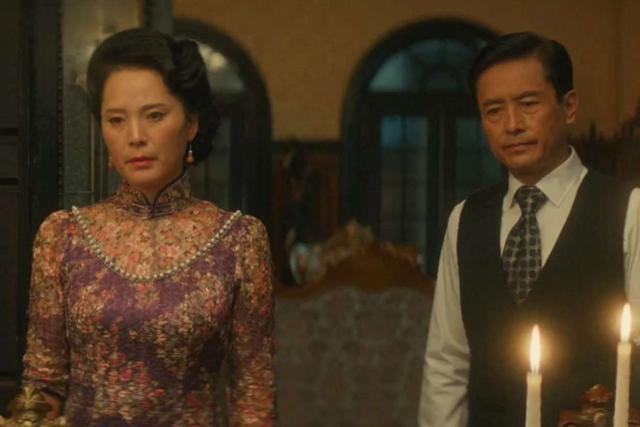 4,郑晓婉—剧中扮演丁放的妈妈,旗袍装:另类