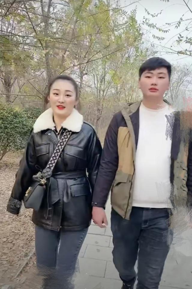 大衣哥儿子出息了!直播间变霸总强吻老婆,陈亚男脸红耳赤太甜蜜