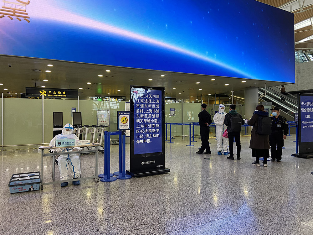 多图直击浦东机场:旅客们体验如何?工作人员们在忙什么?