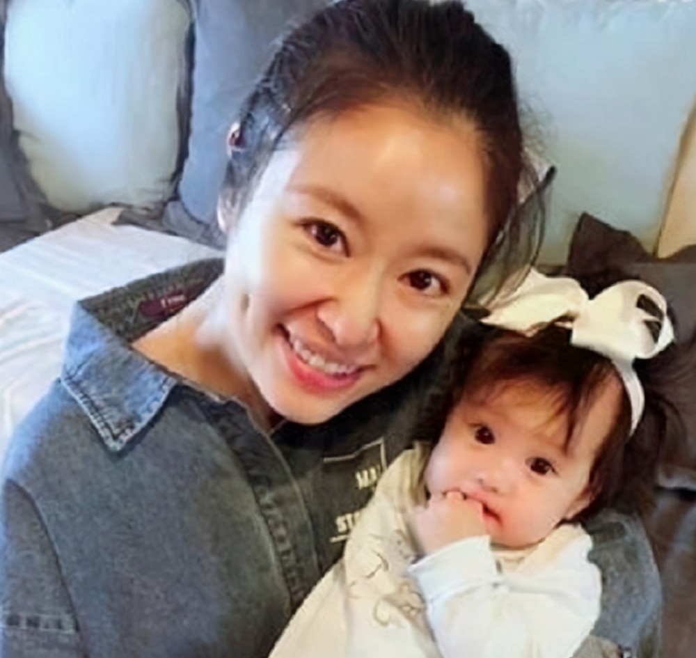 林心如女儿吃饭用"金碗",首饰总价3亿,网友这一问真"戳心"