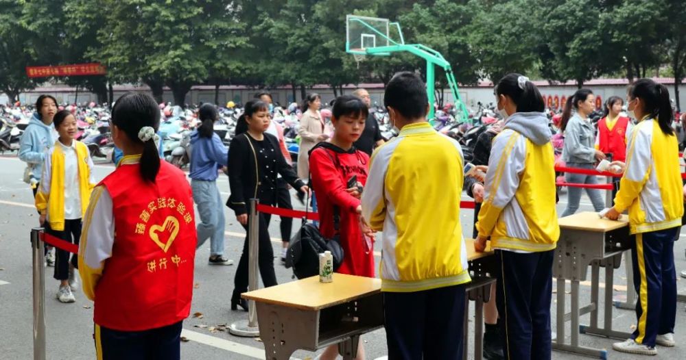 学生志愿者在各处为家长服务