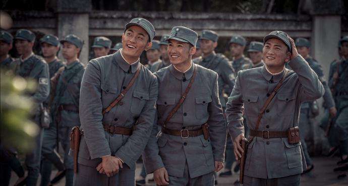 《雷霆战将》被批,抹发蜡住别墅穿裙子,这还是抗日剧吗?