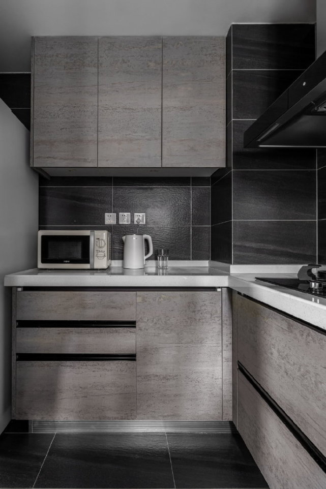 【厨房】灰色橱柜,白色台面,黑色墙面,显得厨房简练,稳重,有质感.