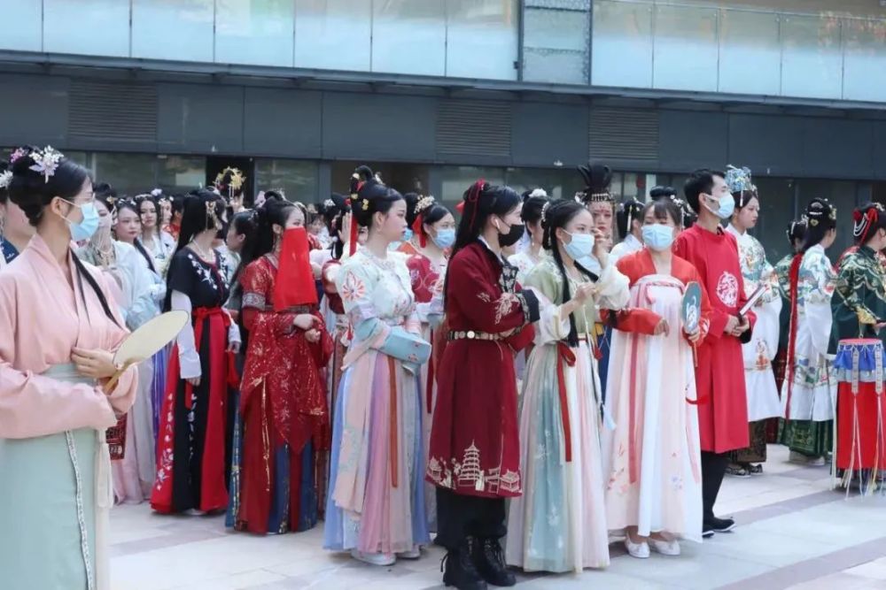 据主办方负责人介绍, 此次广州汉服节是由18个小队 从广州及周边各地