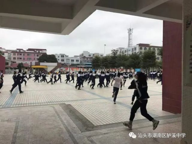 随着董镇伟副校长一声开始的指令,警报声响起,学校应急小组成员和各