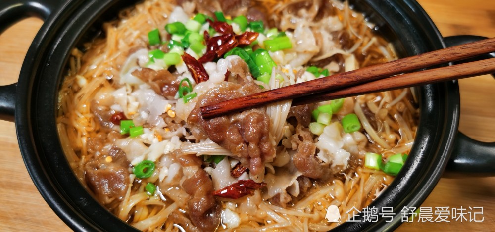 冬季适合吃羊肉和金针菇一起放砂锅里鲜嫩无膻味香气四溢