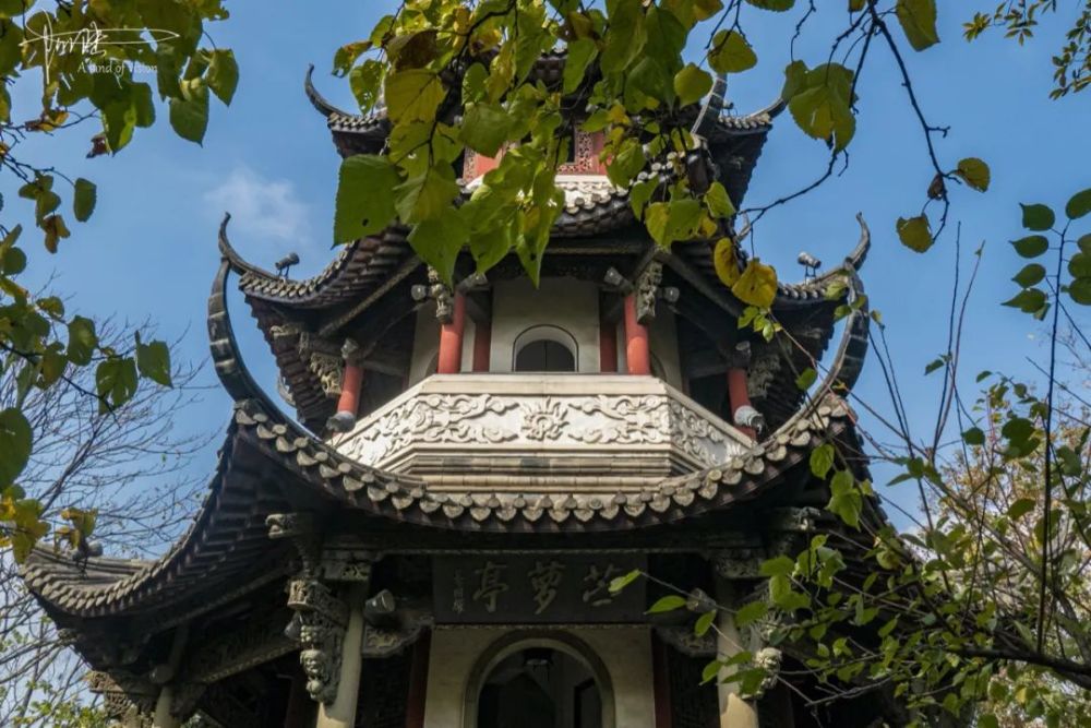 在西施出生地,有座苎萝亭可谓精致,上下三层皆可达
