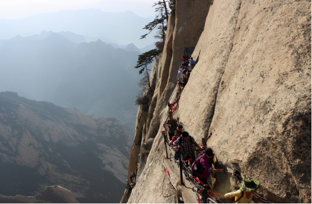 陕西一处险峻的楼梯,堪比华山攀岩陡峭,最难爬的地方将近90度