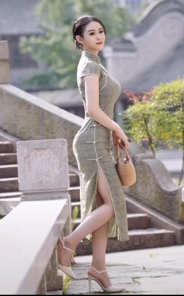 时尚的漂亮姐姐,健身美女穿上旗袍后,好看又迷人!