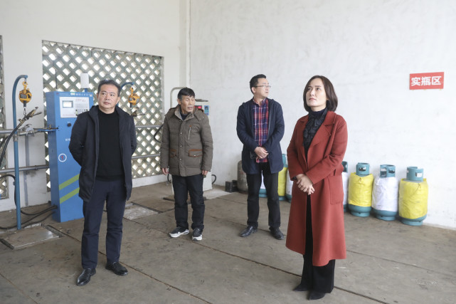 仇文娟 (右一)督查城南气站安全生产工作汨罗融媒体讯 (记者 周敏) 11