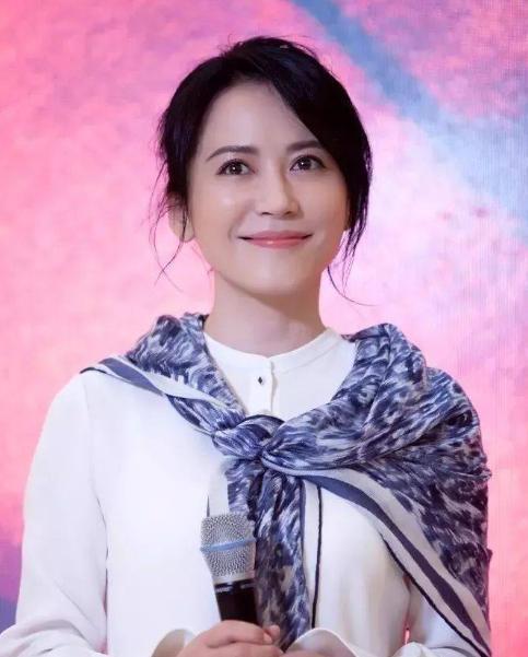 50岁未婚的俞飞鸿,被主持人问到"生理需要"时,回答堪称教科书