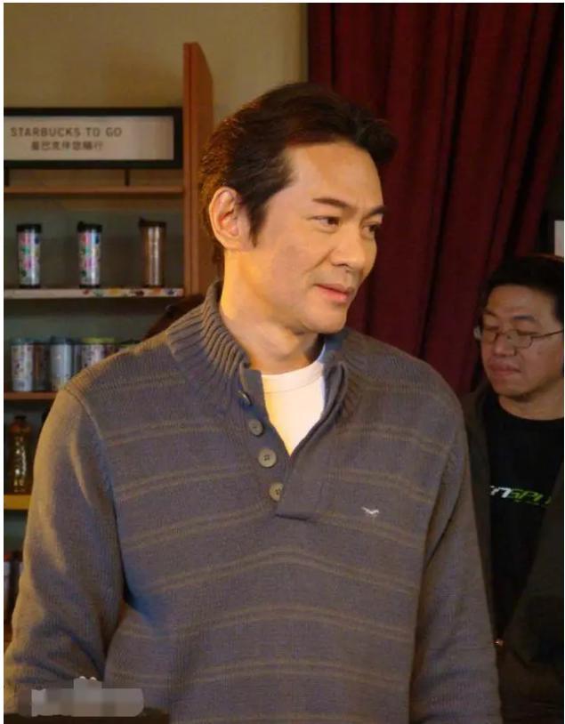 除了挑水果被网友质疑以外,江华的颜值和整体状态还是孩子的网友肯定