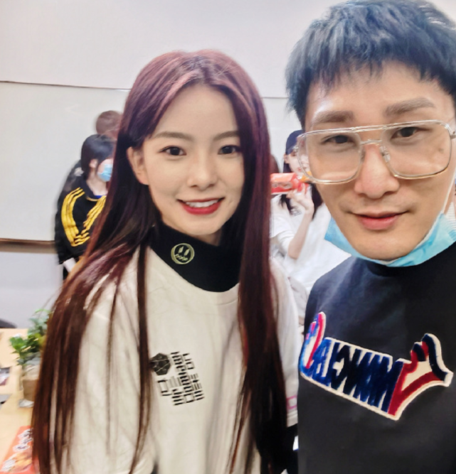 硬糖少女和素人合影曝光,陈卓璇学生气息十足,nene是国民初恋脸?