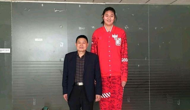 女篮小姚明备受期待13岁身高2米26运动能力超强曾被当成巨人症
