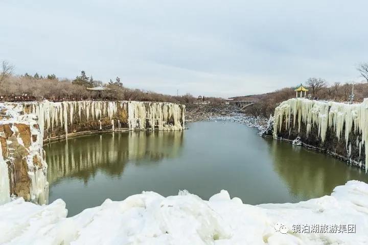 吊水楼冰瀑挂前川的胜景,还有狄焕然携徒弟胡龙涵的悬崖瀑布跳水表演