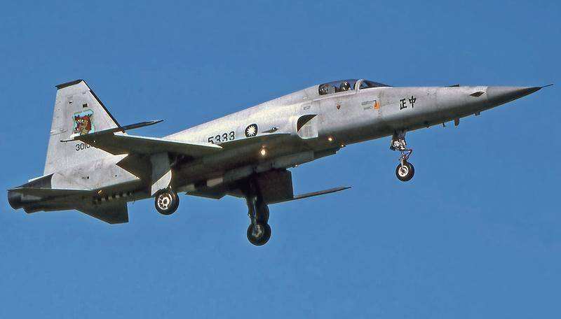 西班牙f-5战机迎来五十大寿,刚摔f-5的台湾立马吹捧:这是里程碑!