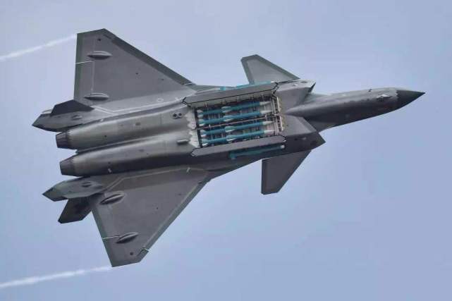 五代机机炮数量对比,f22有480发,f35有220发,歼20令人