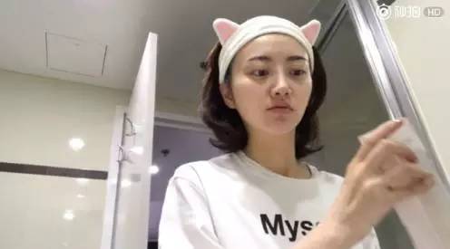 大衣件件破万的关晓彤,面霜却只四十元!