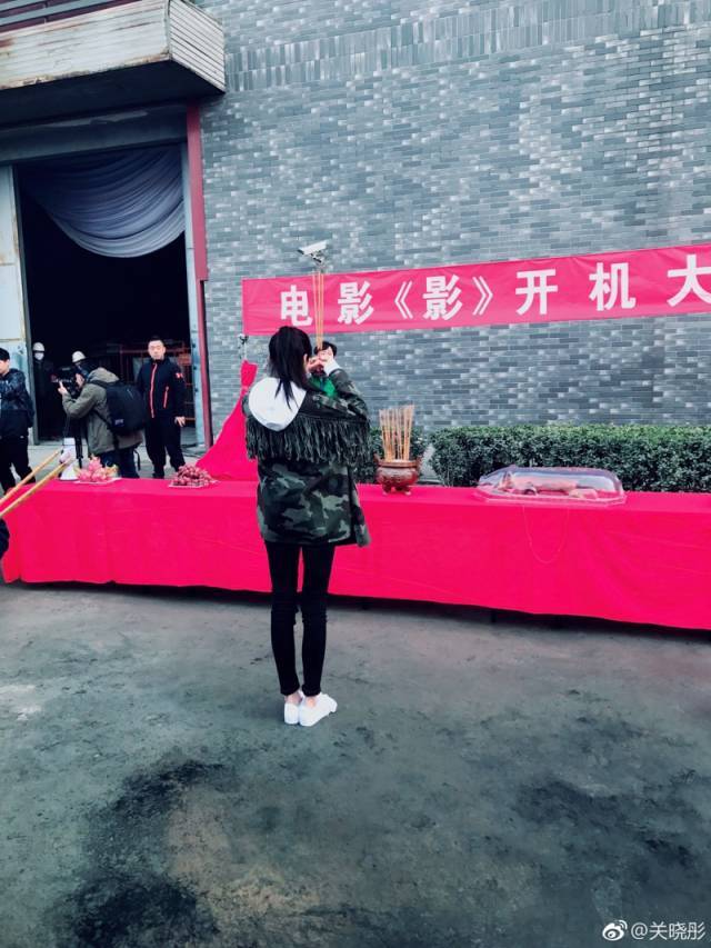 大衣件件破万的关晓彤,面霜却只四十元!