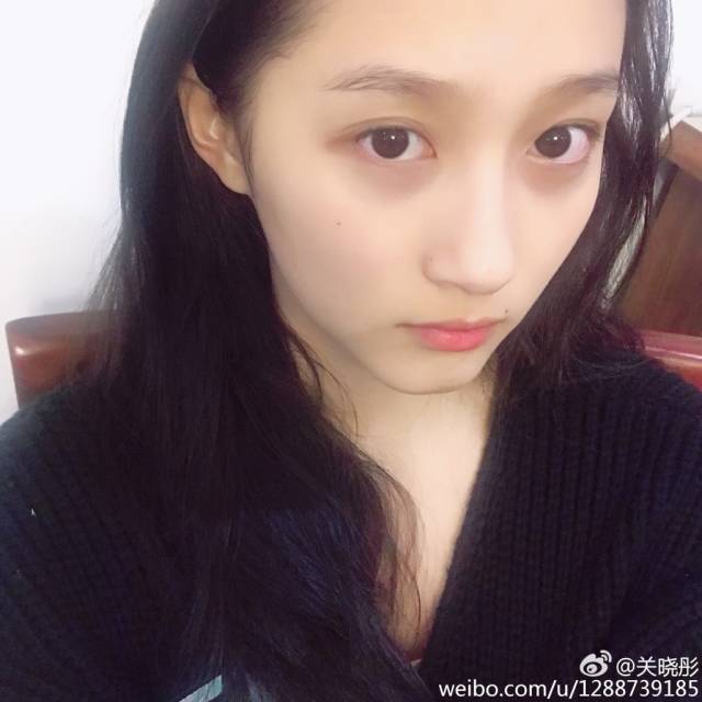 大衣件件破万的关晓彤,面霜却只四十元!