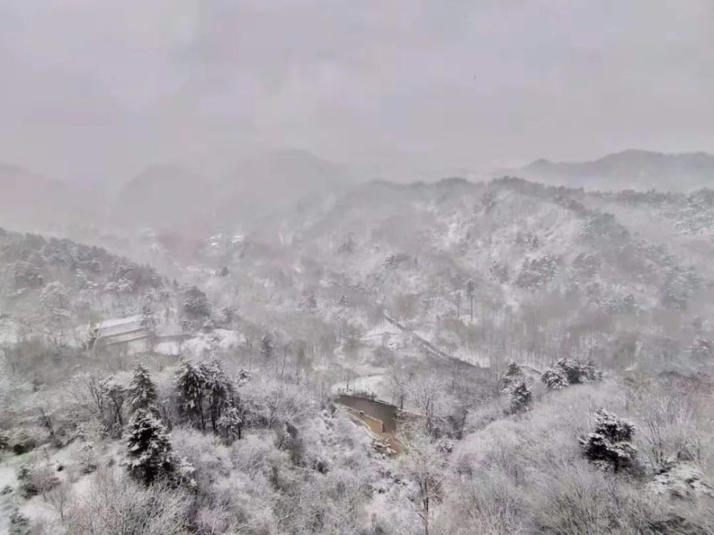 雪霁天晴朗,当麦积山邂逅今冬初雪